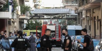 Τραγωδία με νεκρούς στα Πατήσια:Η Έκρηξη εκσφενδόνισε τον εγγονό από τον 4ο όροφο-Απανθρακώθηκε η γιαγιά του[photos][video]