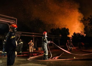 Φωτιά στη Βαρυμπόμπη: Σηκώθηκαν τα εναέρια μέσα – «Μάχη» σε Κρυονέρι και ρέμα Χελιδονούς