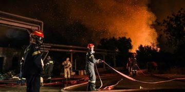 Alldaynews.gr Φωτιά στη Βαρυμπόμπη: Σηκώθηκαν τα εναέρια μέσα – «Μάχη» σε Κρυονέρι και ρέμα Χελιδονούς