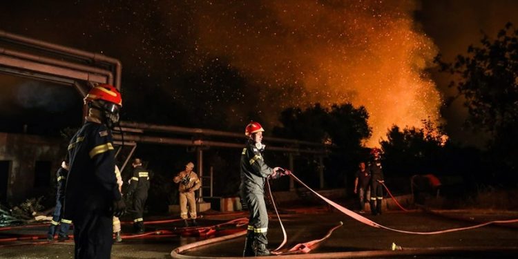 Alldaynews.gr Φωτιά στη Βαρυμπόμπη: Σηκώθηκαν τα εναέρια μέσα – «Μάχη» σε Κρυονέρι και ρέμα Χελιδονούς