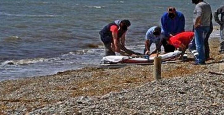 Alldaynews.gr Θρίλερ το πρωί: Πήγαν στην παραλία και είδαν γυναίκα να επιπλέει  μπρούμυτα και χωρίς τις αισθήσεις της