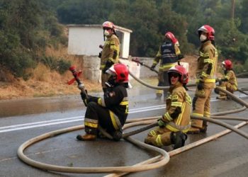 Βίλια: Οι Πολωνοί πυροσβέστες έμειναν στην Ελλάδα και επιχειρούν – Χειροκροτούν οι κάτοικοι