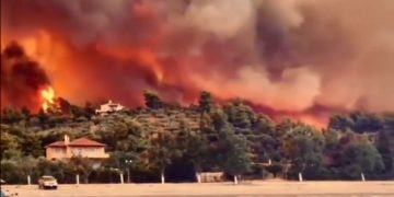 Alldaynews.gr Φωτιά στην Εύβοια: Καλούν κατοίκους και τουρίστες από τις Ροβιές να πάνε στην παραλία – Ύστατη ελπίδα το ανθρώπινο φράγμα των πυροσβεστών