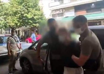 Ξέσπασε ο πατέρας όταν είδε τον δολοφόνο του 20χρονου παιδιού του: “Το παιδί μου ρε” (video)