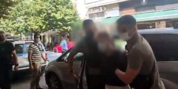 Alldaynews.gr Ξέσπασε ο πατέρας όταν είδε τον δολοφόνο του 20χρονου παιδιού του: “Το παιδί μου ρε” (video)