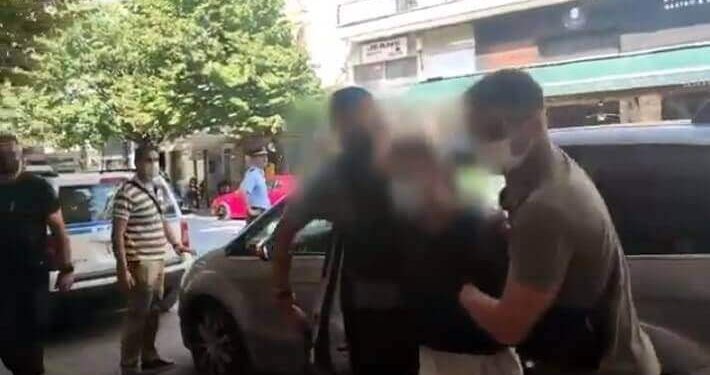 Alldaynews.gr Ξέσπασε ο πατέρας όταν είδε τον δολοφόνο του 20χρονου παιδιού του: “Το παιδί μου ρε” (video)