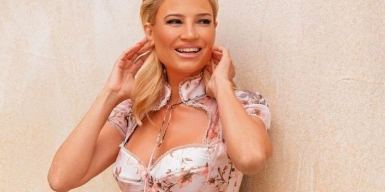 Φαίη Σκορδά χωρίς μακιγιάζ! Στο κρεβάτι με άβαφτο το πρόσωπο της[photo]