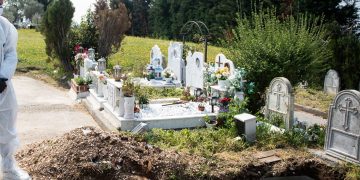 Νεκροθάφτης έθαψε τον νεκρό και την επόμενη πήγε να του κλέψει το σπίτι