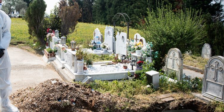 Νεκροθάφτης έθαψε τον νεκρό και την επόμενη πήγε να του κλέψει το σπίτι