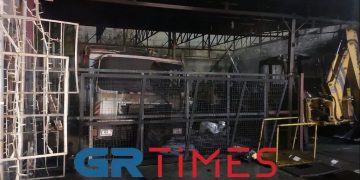 Alldaynews.gr Θεσσαλονίκη: Φωτιά και εκρήξεις σε εργοστάσιο του Δήμου Νεάπολης