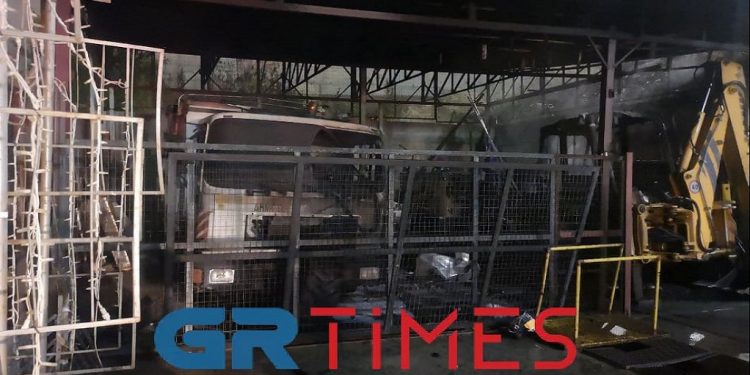 Alldaynews.gr Θεσσαλονίκη: Φωτιά και εκρήξεις σε εργοστάσιο του Δήμου Νεάπολης