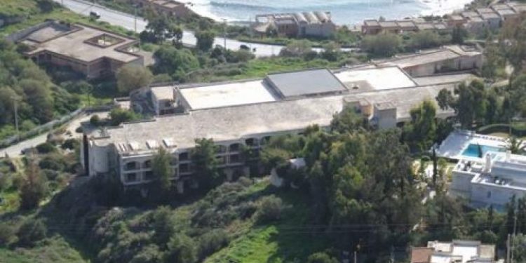 Alldaynews.gr Το ξενοδοχείο… της Χούντας στην παραλιακή που τώρα γυρίζονται ερωτικές ταινίες (vid)