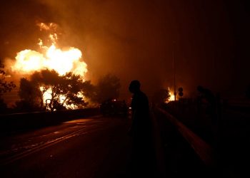 Επ’ αυτοφώρω με μπιτόνια βενζίνη στον Άγιο Στέφανο – 43χρονος οδηγός κατηγορείται για εμπρησμό στο Κρυονέρι