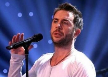 Το βιολί του Μαζωνάκη είναι ιερέας στη Σίφνο! Από τις πίστες και τα νυχτερινά κέντρα στην εκκλησία!