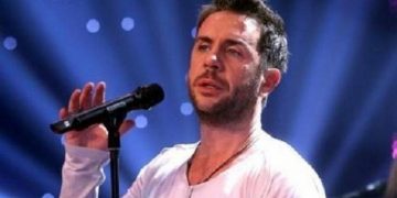 Το βιολί του Μαζωνάκη είναι ιερέας στη Σίφνο! Από τις πίστες και τα νυχτερινά κέντρα στην εκκλησία!