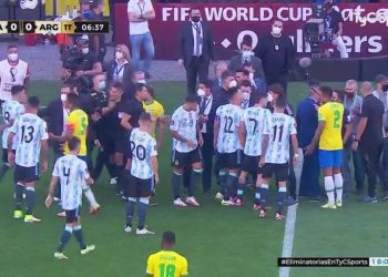 Αδιανόητα σκηνικά στο Βραζιλία-Αργεντινή: Οι Αρχές έκαναν «ντου» στο γήπεδο και διέκοψαν το ματς! (vid)