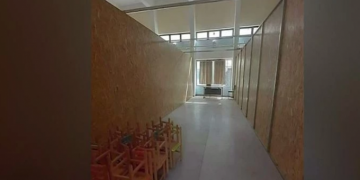 Καταγγελία: Έβαλαν παιδιά νηπιαγωγείου σε αίθουσα Λυκείου – «Ήταν μεγάλο σοκ! Αυτό δεν είναι σχολείο» (video)