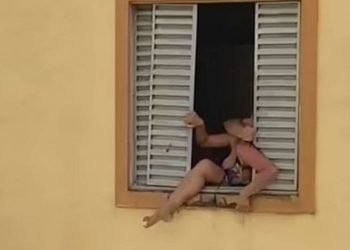Έγκυος προσπάθησε να πηδήξει από το παράθυρο για να σωθεί από το σύζυγό της