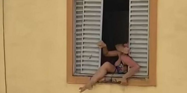 Alldaynews.gr Έγκυος προσπάθησε να πηδήξει από το παράθυρο για να σωθεί από το σύζυγό της