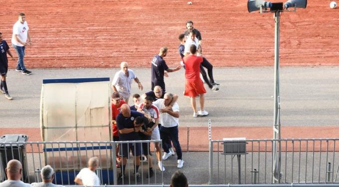 Εικόνες χάους σε φιλικό – Τρομερό ξύλο στο Τρίκαλα-Απόλλων Λάρισας (φωτο, vids)