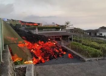 Alldaynews.gr Μέσα στα σπίτια η λάβα από το ηφαίστειο που εξερράγη στην Λα Πάλμα-Τρώει την άσφαλτο, τα δάση και κυκλώνει οικισμούς (ΒΙΝΤΕΟ-ΦΩΤΟ)