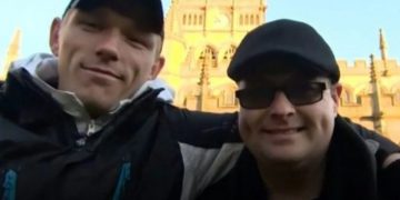 39χρονος κέρασε τσιγάρο σε άστεγο και ανακάλυψε πως είναι ο επί 3 δεκαετίες χαμένος αδερφός του