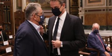 Κηδεία Μίκη Θεοδωράκη: “Πλακώθηκαν” Μητσοτάκης με Κουτσούμπα[video]