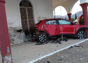 Τον έσωσε ο Άγιος! 28χρονος «καρφώθηκε» με το αυτοκίνητό του σε εκκλησία[photos]