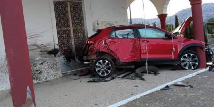 Τον έσωσε ο Άγιος! 28χρονος «καρφώθηκε» με το αυτοκίνητό του σε εκκλησία[photos]