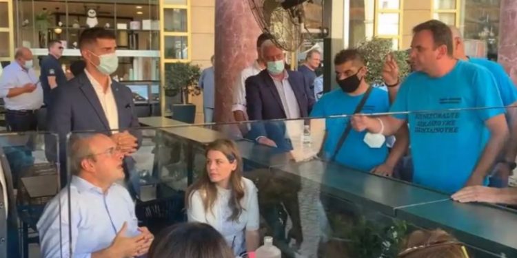 Κωστής Χατζηδάκης: Απολυμένοι εργαζόμενοι του τα «έψαλλαν» άγρια ενώ έπινε καφέ στη Θεσσαλονίκη[video]