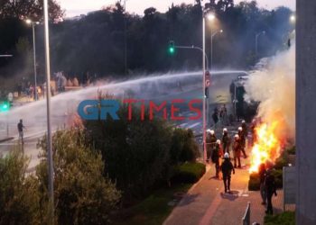 Συμβαίνει Τώρα: Επεισόδια μπροστά στο δημαρχείο Θεσσαλονίκης από διαδηλωτές[video]