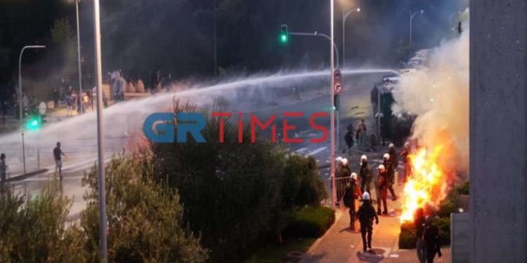 Συμβαίνει Τώρα: Επεισόδια μπροστά στο δημαρχείο Θεσσαλονίκης από διαδηλωτές[video]