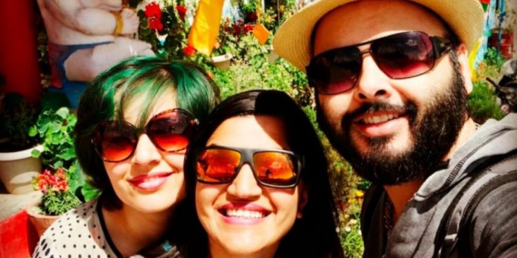 Alldaynews.gr Πήγε να μείνει με ένα φιλικό της ζευγάρι μετά το διαζύγιό της και κατέληξαν να γίνουν τρίο -Μεγαλώνουν μαζί 4 παιδιά