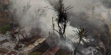 Alldaynews.gr Καλύβια: Έκρηξη και φωτιά σε σπίτι-Δύο τραυματίες