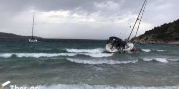 Χαλκιδική: Η στιγμή που τροπική καταιγίδα σαρώνει παραλία – Δείτε τον κόσμο που τρέχει να φύγει