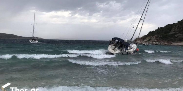 Χαλκιδική: Η στιγμή που τροπική καταιγίδα σαρώνει παραλία – Δείτε τον κόσμο που τρέχει να φύγει