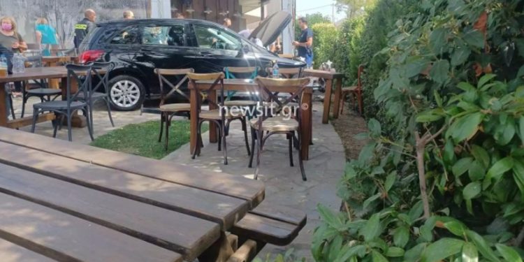 Άνοιξη-Πριν Λίγο: Αυτοκίνητο «μπούκαρε» σε καφετέρια και πήρε σβάρνα τα τραπέζια!