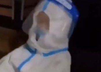 Κορονοϊός: Συγκλονιστική εικόνα–4χρονο παιδί μπαίνει ολομόναχο σε καραντίνα