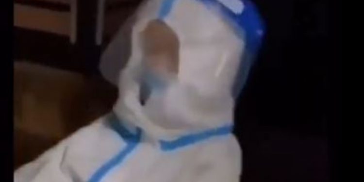 Alldaynews.gr Κορονοϊός: Συγκλονιστική εικόνα–4χρονο παιδί μπαίνει ολομόναχο σε καραντίνα