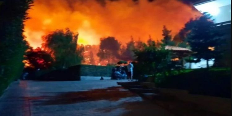 Φωτιά στη Νέα Μάκρη: Απειλούνται σπίτια και το μοναστήρι του Αγίου Εφραίμ – Διακοπή κυκλοφορίας