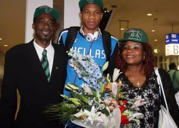 Γιάννης Αντετοκούνμπο: «Ας είχα τον πατέρα μου και ας πουλούσα ξανά CD στα Σεπόλια»