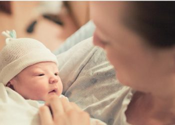 Μαμά που είχε κάνει στείρωση γέννησε στα 46 της χωρίς να ξέρει ότι είναι έγκυος