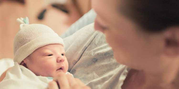 Μαμά που είχε κάνει στείρωση γέννησε στα 46 της χωρίς να ξέρει ότι είναι έγκυος