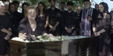 Κοιμήθηκε στο φέρετρο ο Τάσος Νούσιας – Διαβάστε τι απίστευτο συνέβη[video]