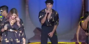 J2US: Ο γιος του Ανδρέα Μπάρκουλη «τα έσπασε» στην σκηνή[video]