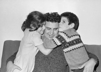 Γιώργος Θεοδωράκης: Είναι απάτη, ο Νίκος Θεοδωράκης δεν είναι γιος του Μίκη