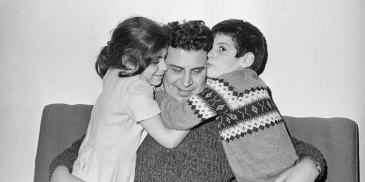 Alldaynews.gr Γιώργος Θεοδωράκης: Είναι απάτη, ο Νίκος Θεοδωράκης δεν είναι γιος του Μίκη