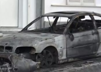 Ηλιούπολη: Έκαψαν το αυτοκίνητο και τη μηχανή του αστυνομικού που κρατούσε και εξέδιδε τη 19χρονη