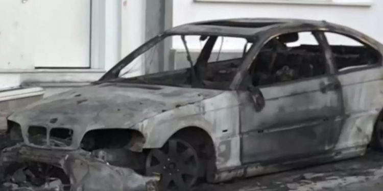 Ηλιούπολη: Έκαψαν το αυτοκίνητο και τη μηχανή του αστυνομικού που κρατούσε και εξέδιδε τη 19χρονη