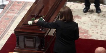 Alldaynews.gr Μίκης Θεοδωράκης: Η υπόκλιση της Προέδρου της Δημοκρατίας